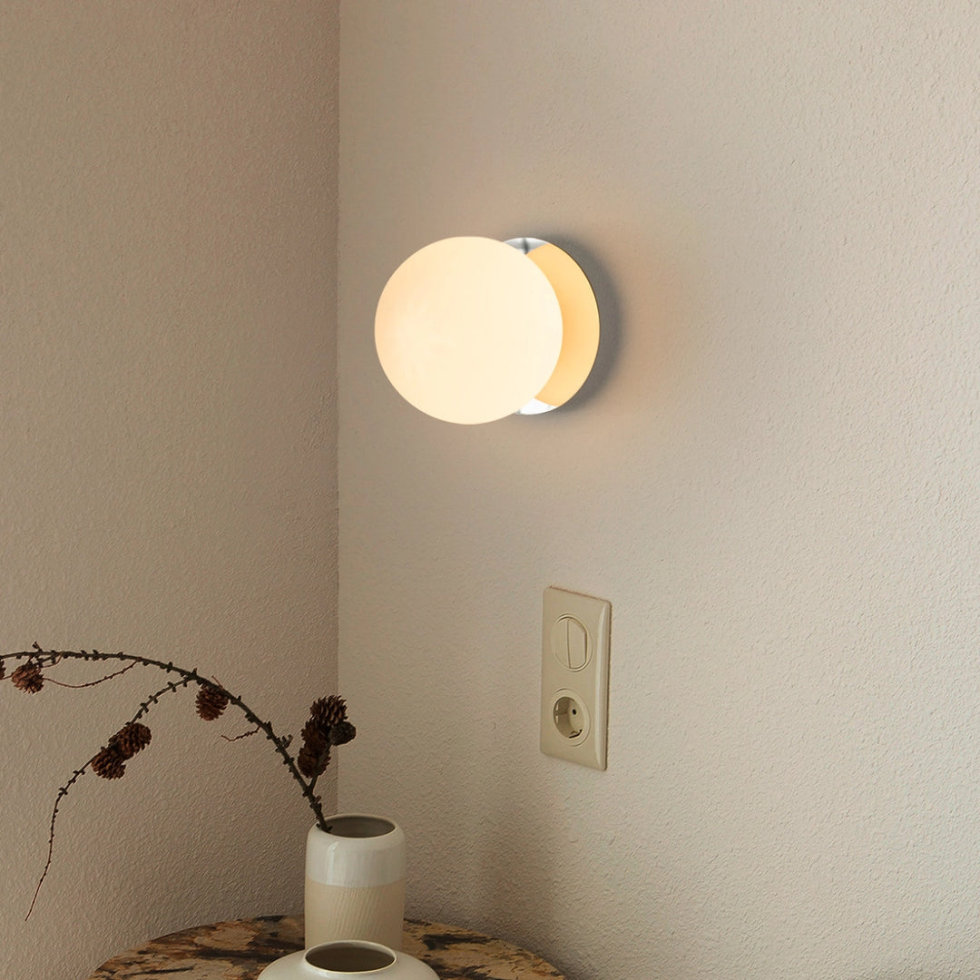 Calis Minimalist Wall Lamp