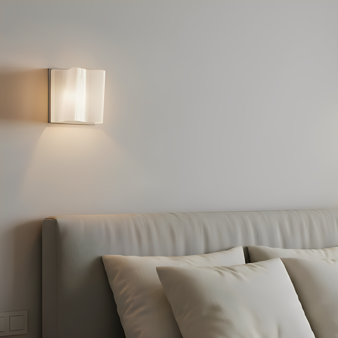 Wellenförmige Glaswandleuchte