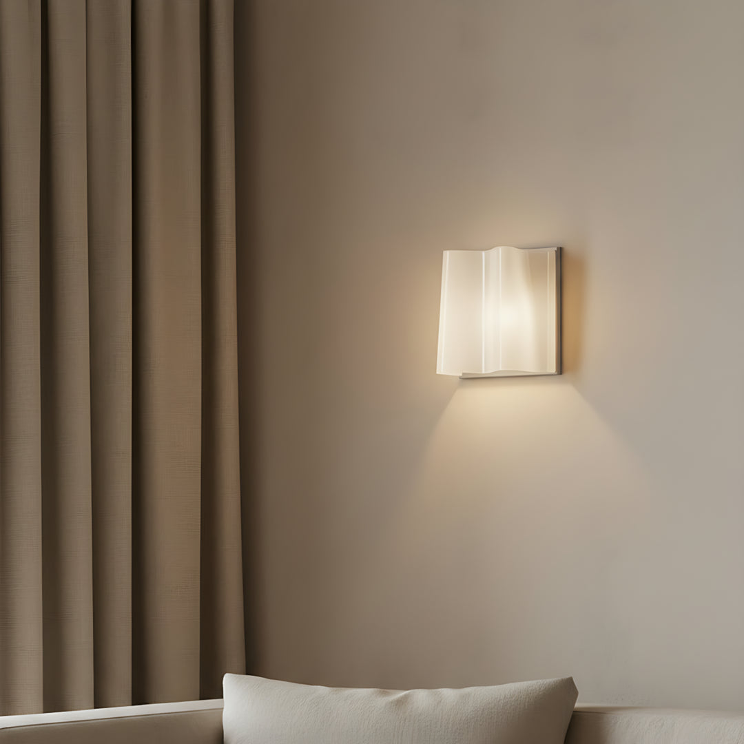 Wellenförmige Glaswandleuchte