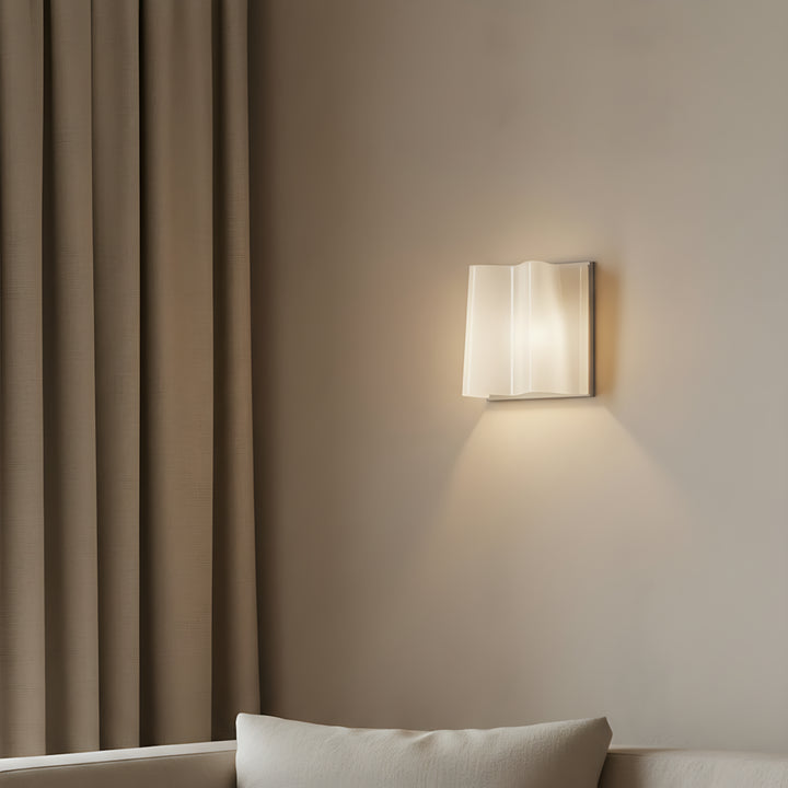 Wellenförmige Glaswandleuchte