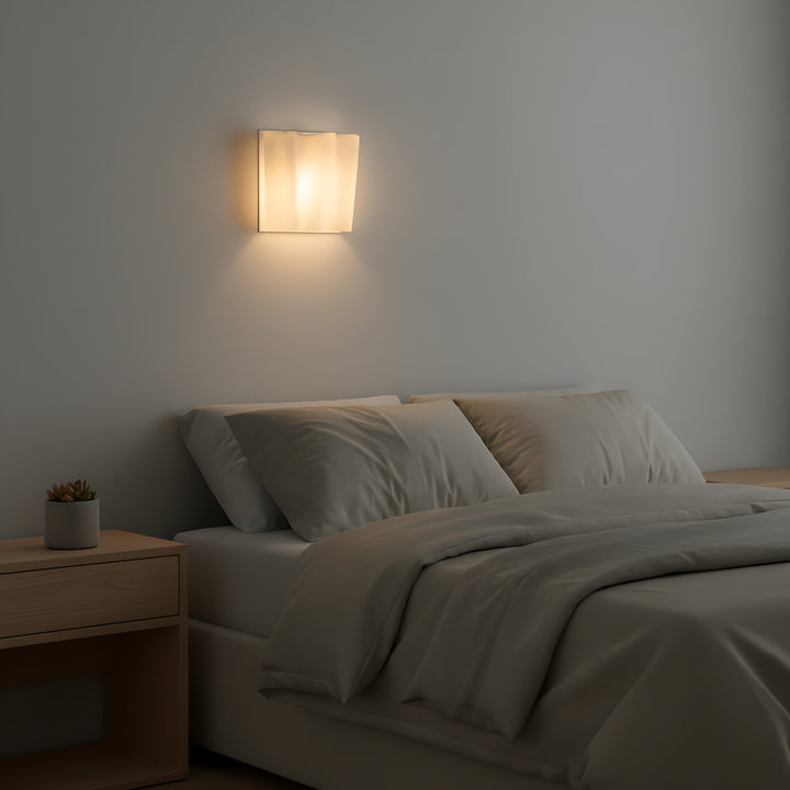 Wellenförmige Glaswandleuchte