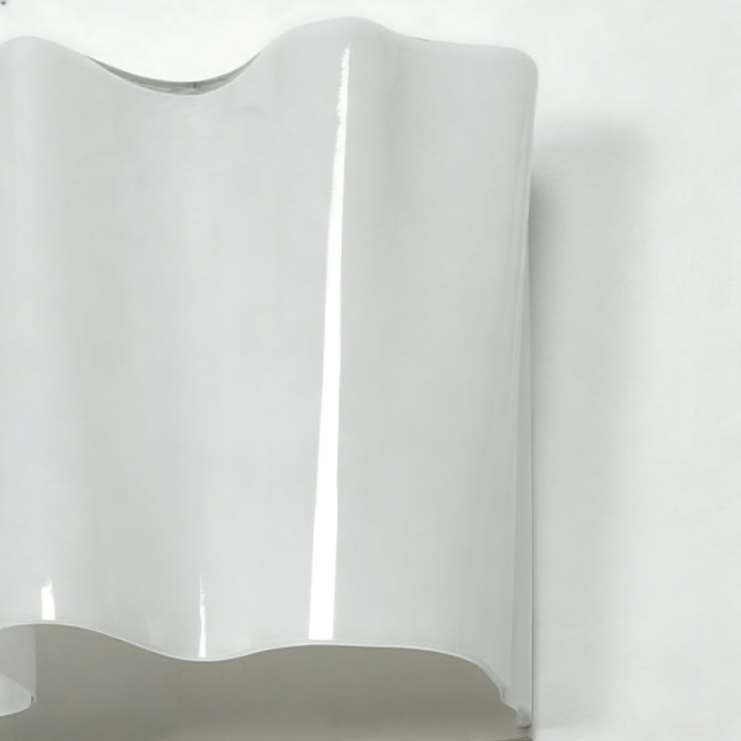 Wellenförmige Glaswandleuchte